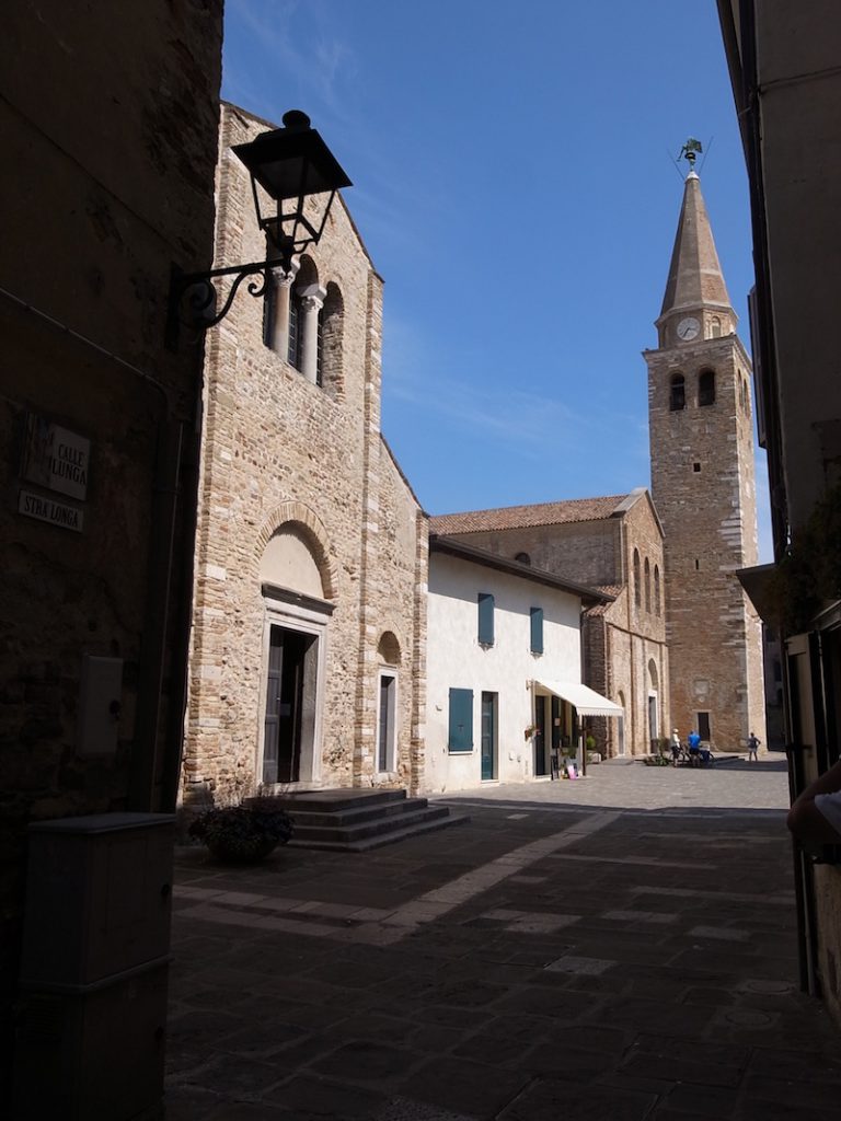 Basilica di S.Eufemia(奥)と、S.Maria delle Grazie(手前), Grado