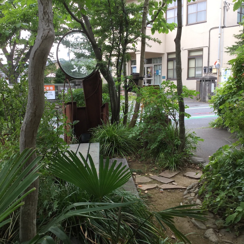 繭蔵から、 青梅織物工業協同組合の建物を望む