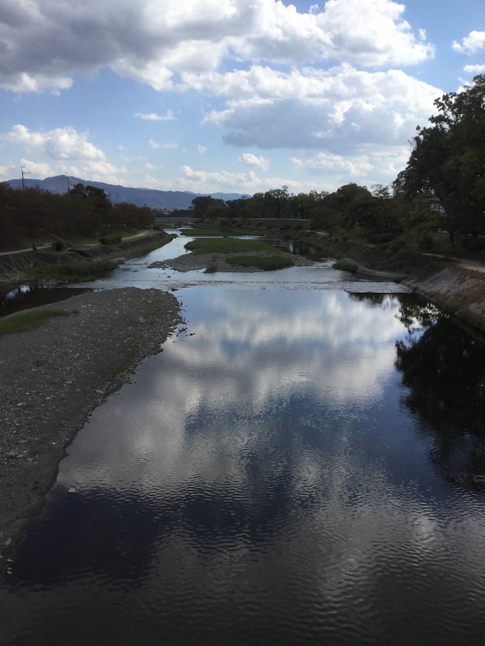 上賀茂神社 賀茂川の大空